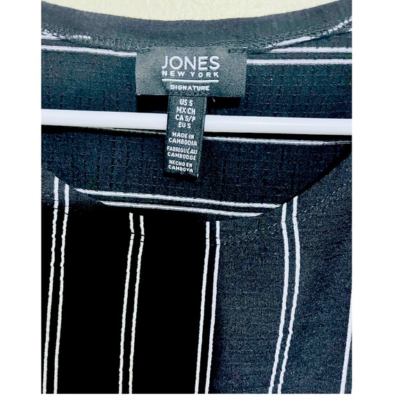 🍁🎄 3 for $10. Beautiful blouse with a bow to adjust at the waist. Never worn. - Picture 6 of 8